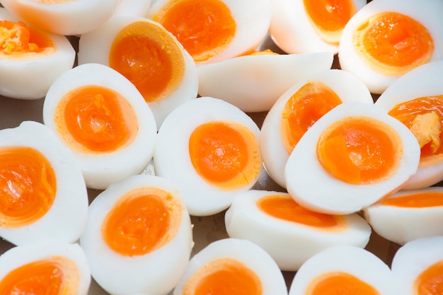 Het gekookte klaar ei eet vastgesteld op schotelvoedsel. kippeneieren en eend hebben eiwitten