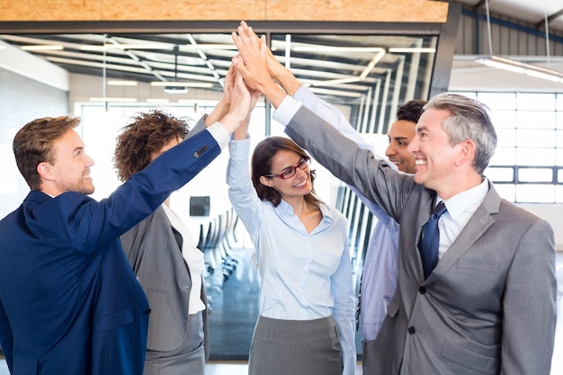 Foto het gelukkige commerciële team hoge fiving in bureau