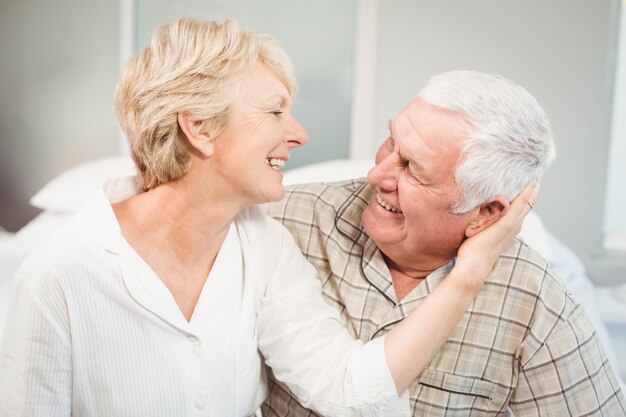 Het gelukkige hogere vrouw romancing met echtgenoot