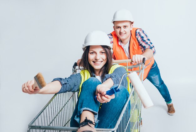 Het gelukkige jonge paar ging winkelen voor de bouw en de reparatie van een nieuw huis.