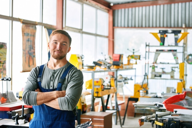 Het gelukkige Jonge Werkman Stellen bij Fabriek