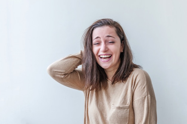 Het gelukkige meisje glimlachen Het portret jonge gelukkige positieve lachende donkerbruine vrouw van de schoonheid