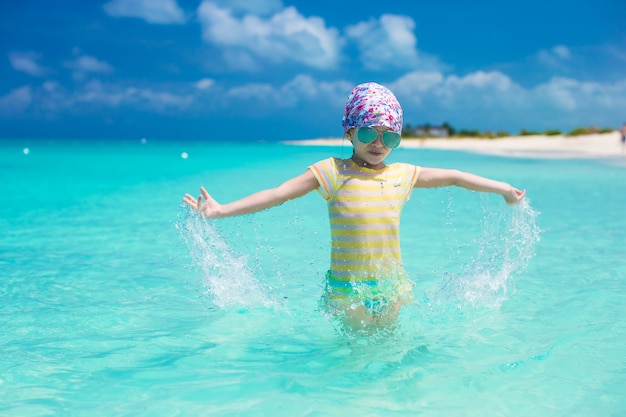 Het gelukkige meisje heeft pret bij strand tijdens Caraïbische vakantie