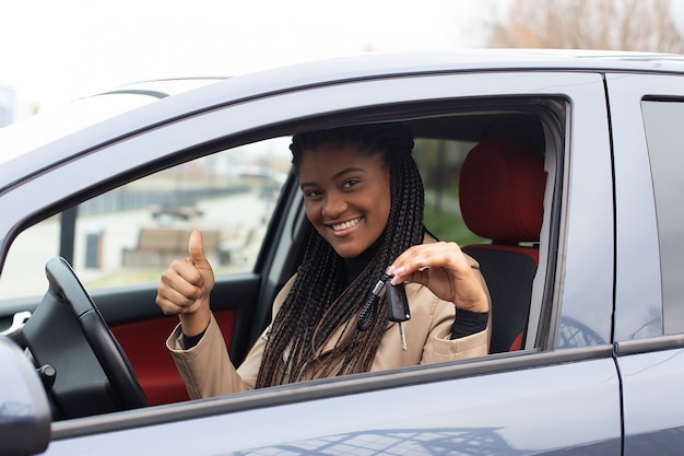 Het gelukkige meisje huurde een auto, Afrikaans-Amerikaans