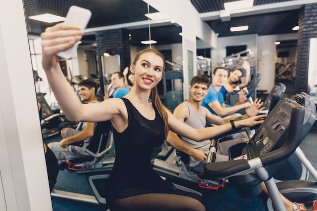 Het gelukkige meisje maakt gemeenschappelijke groepsfoto bij training