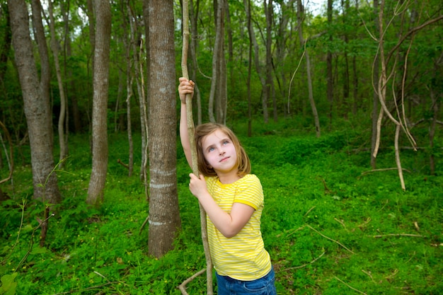 Het gelukkige meisje spelen in bosparkwildernis met Liana