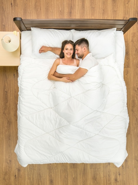 Het gelukkige paar dat op het bed slaapt. Uitzicht van boven