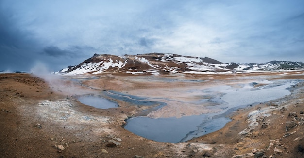 Het geothermische gebied Namafjall IJsland aan de oostkant van het Myvatn-meer In dit gebied, ook wel bekend als Hverir, zijn veel rokende fumarolen, kokende modderpotten en zwavelkristallen