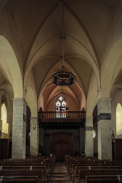 Het gerestaureerde interieur van de middeleeuwse kerk Saint Pierre aux Liens in Quintenas in de Ardeche (Frankrijk)