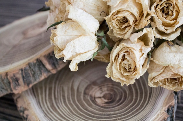 Het gesneden hout met gedroogde rozen; droge rozen op een snijboom. Vintage decoratie