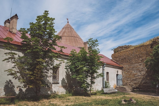 Het gevangenisgebouw in het fort van Oreshek in Rusland