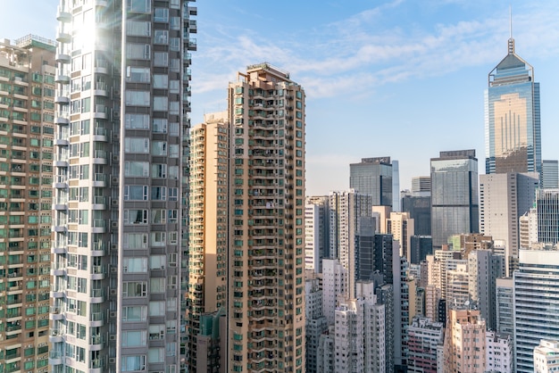 Het geweldige uitzicht op het stadsbeeld van Hong-Kong vol wolkenkrabbers vanaf het dak.