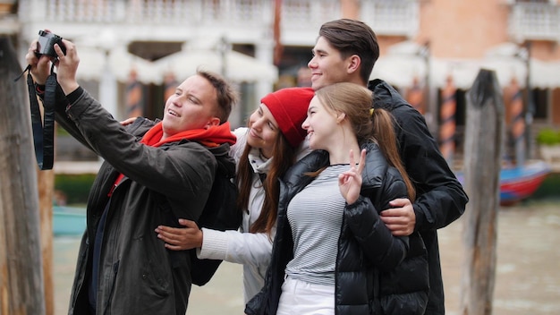 Het gezelschap van vier vrienden maakt een selfie aan de waterkant van Venetië