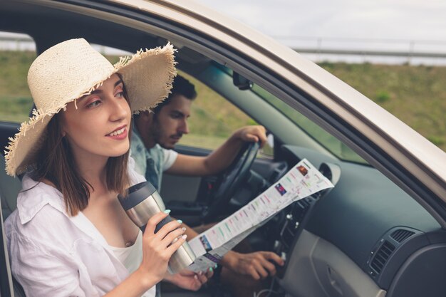 Het gezelschap van vrienden ging op reis met de auto.