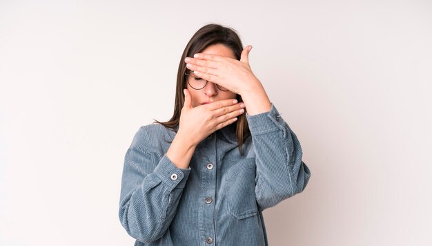 Het gezicht bedekken met beide handen en nee zeggen tegen de camera door foto's te weigeren of foto's te verbieden