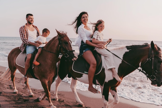 Het gezin brengt tijd door met hun kinderen terwijl ze samen paardrijden op een zandstrand. Selectieve focus. Foto van hoge kwaliteit