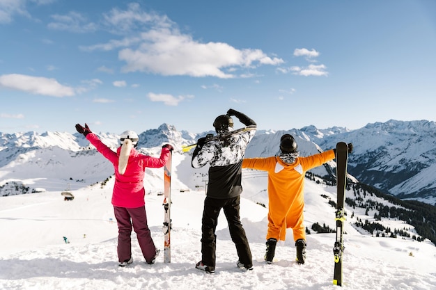 het gezin geniet van het uitzicht op de bergen voordat het terugkeert naar de vallei skiën familie winter