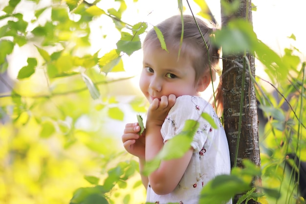 Het gezin rust in de natuur. Vakantie in de frisse lucht. Weekend kinderen spelen in het park.