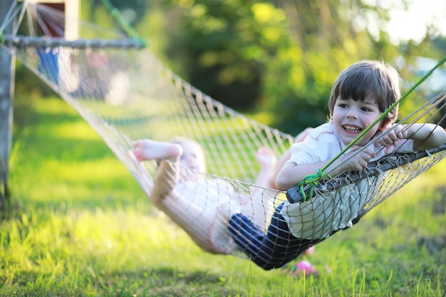 Het gezin rust uit in de natuur Vakanties in de frisse lucht Weekend kinderen spelen in het park