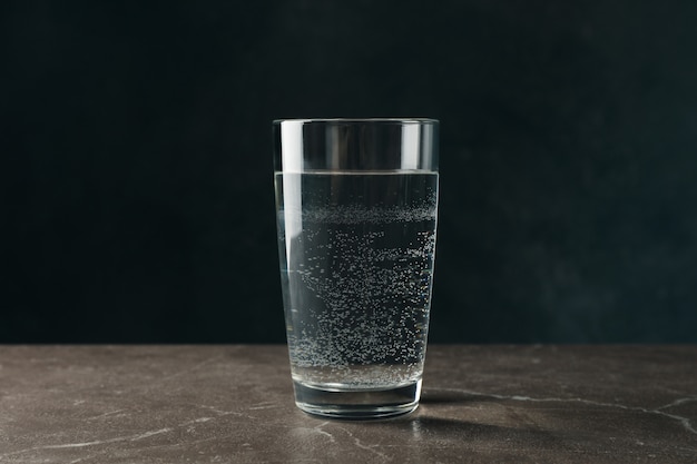 Het glas met water op grijze lijst, sluit omhoog