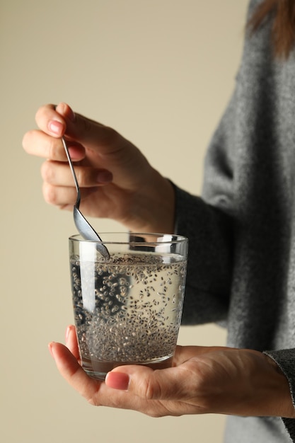 Het glas van de vrouwengreep met water en chiazaad