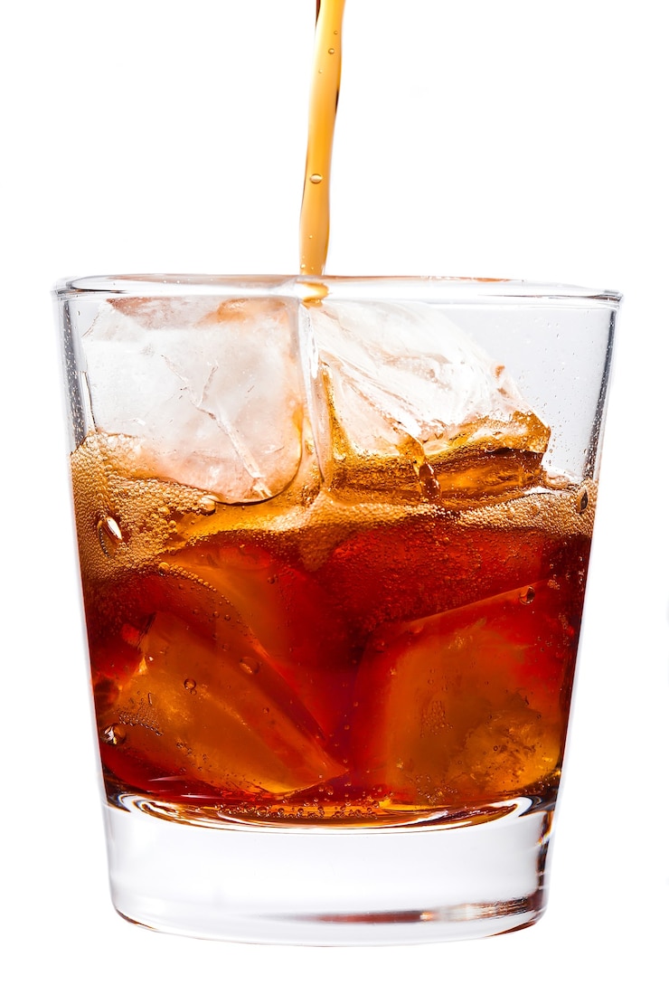 Foto het glas voor alcohol is geïsoleerd op een witte achtergrond