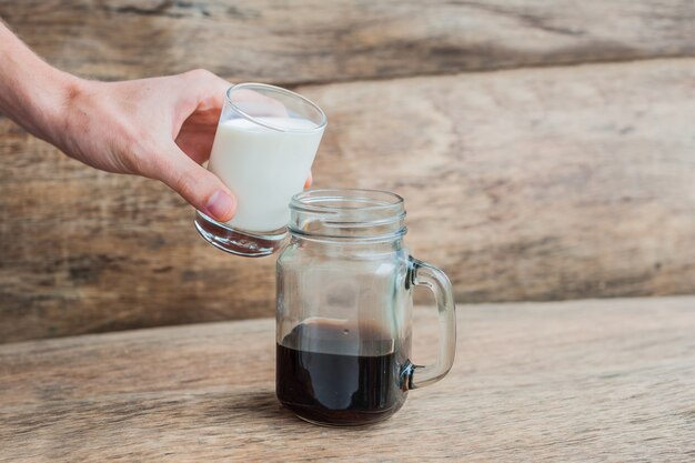 Het glas zwarte koffie en een glas melk