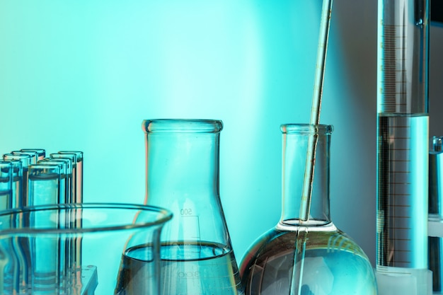 Het glaswerk van de laboratoriumchemie op groene gestemde achtergrond