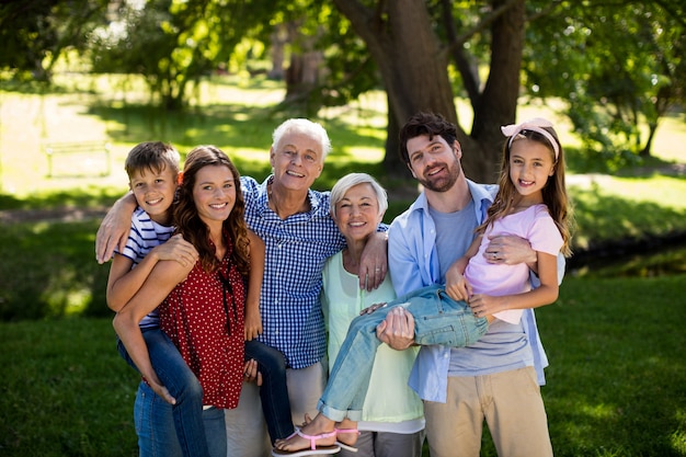 Het glimlachen familie het stellen samen in park