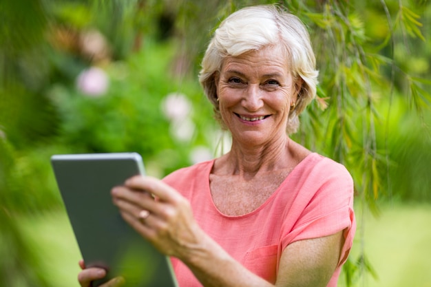 Het glimlachen van de hogere telefoon van de vrouwenholding in werf