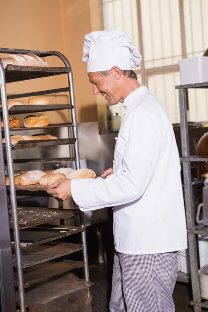 Het glimlachen van het dienblad van de bakkersholding van brood