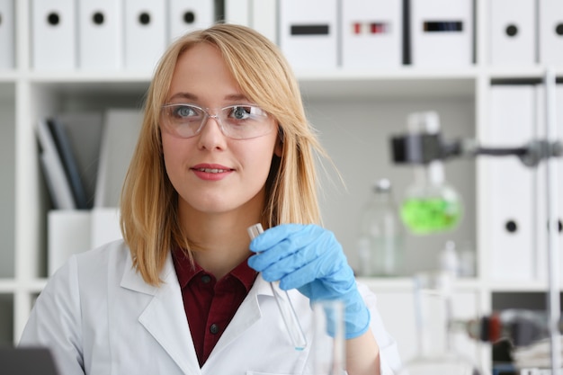 Het glimlachen van het mooie portret van de technicusvrouw