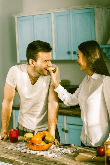 Het glimlachen van het Voedsel van de Paarvoorbereiding thuis Keuken