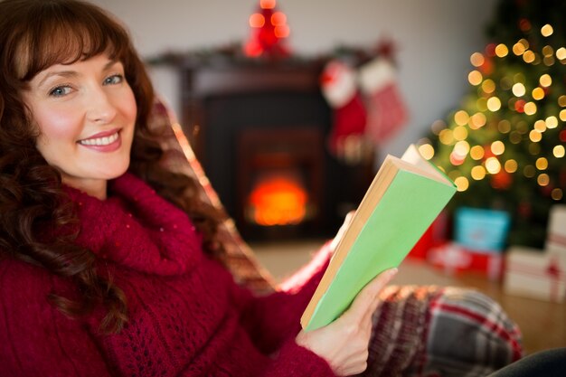 Het glimlachen van rode haarlezing op de laag bij Kerstmis