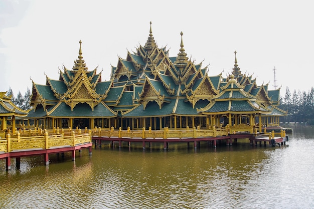 Het gouden Grote paviljoen op water in Azië