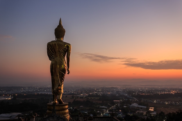 Het gouden standbeeld van Boedha in Thaise tempel, Wat Phra That Khao Noi in Nan-provincie