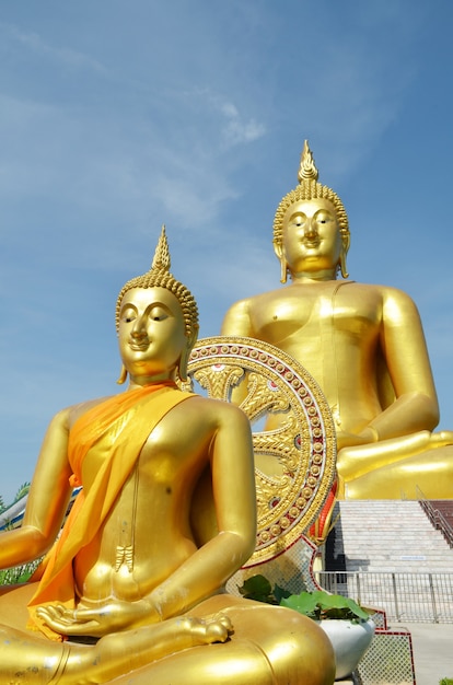 Het gouden standbeeld van Boedha in Wat Muang in Angthong, Thailand