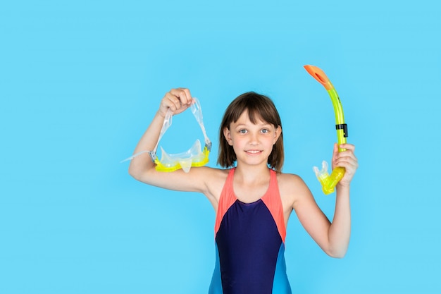 Het grappige meisje van de strandvakantie met maskerbuis voor het zwemmen in zeewater