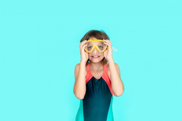 Het grappige meisje van de strandvakantie met maskerbuis voor het zwemmen in zeewater