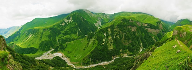 Het groene panoramische landschap van de Kaukasusbergen in de natuurlijke achtergrond van Georgië