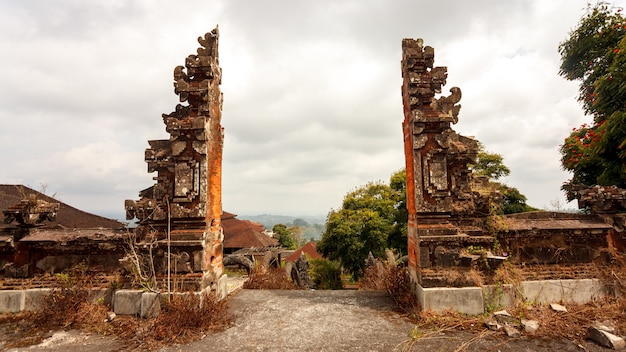 Het grondgebied van een verlaten hotel Bedugul Taman Rekreasi Hotel & Resort op Bali in Indonesië