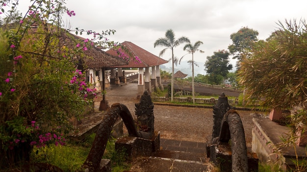 Het grondgebied van een verlaten hotel Bedugul Taman Rekreasi Hotel & Resort op Bali in Indonesië