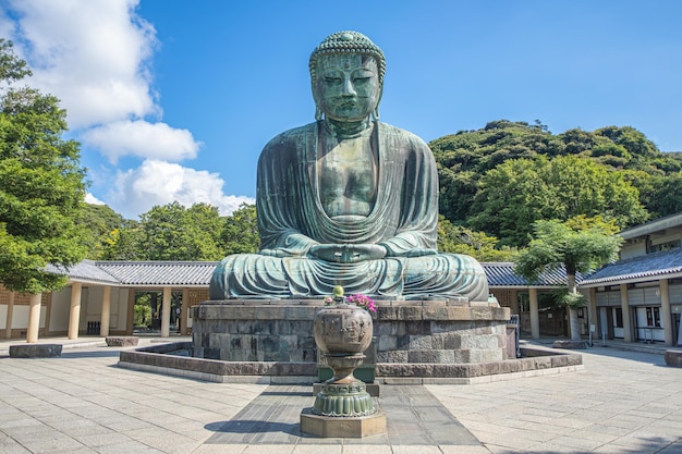 Het grote blauwe boeddhastatue Kamakura Daibutsu in Kotoku in de heiligdomtempel in KamakuraKanagawa Japan