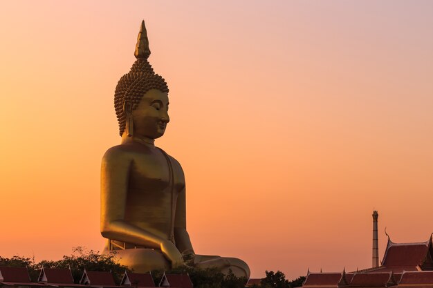 Het grote gouden standbeeld van Boedha in Thailand