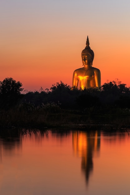 Het grote gouden standbeeld van Boedha in Thailand