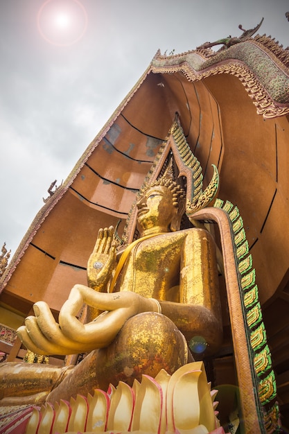 Het grote gouden standbeeld van Boedha in Wat Tham Sua (Tiger Cave Temple) Kanchanaburi, Thailand.