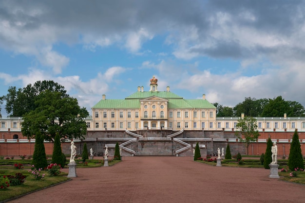 Foto het grote mensjikovpaleis in het oranienbaum park op een zonnige zomerdag lomonosov sint-petersburg rusland