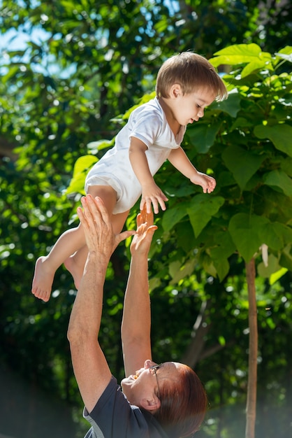 Het grote moeder spelen met haar grote zoon