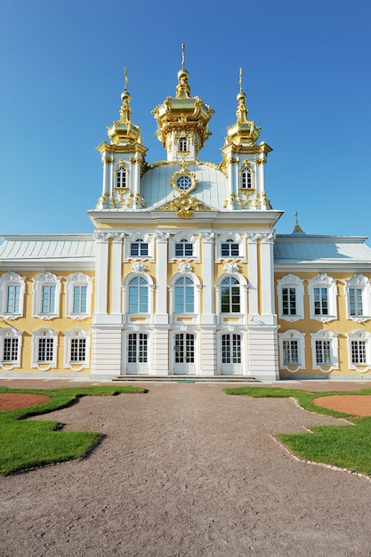 Het grote paleis in Peterhof