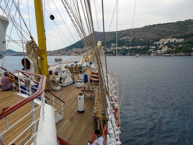 Het grote schip gaat naar de haven van Dubrovnik